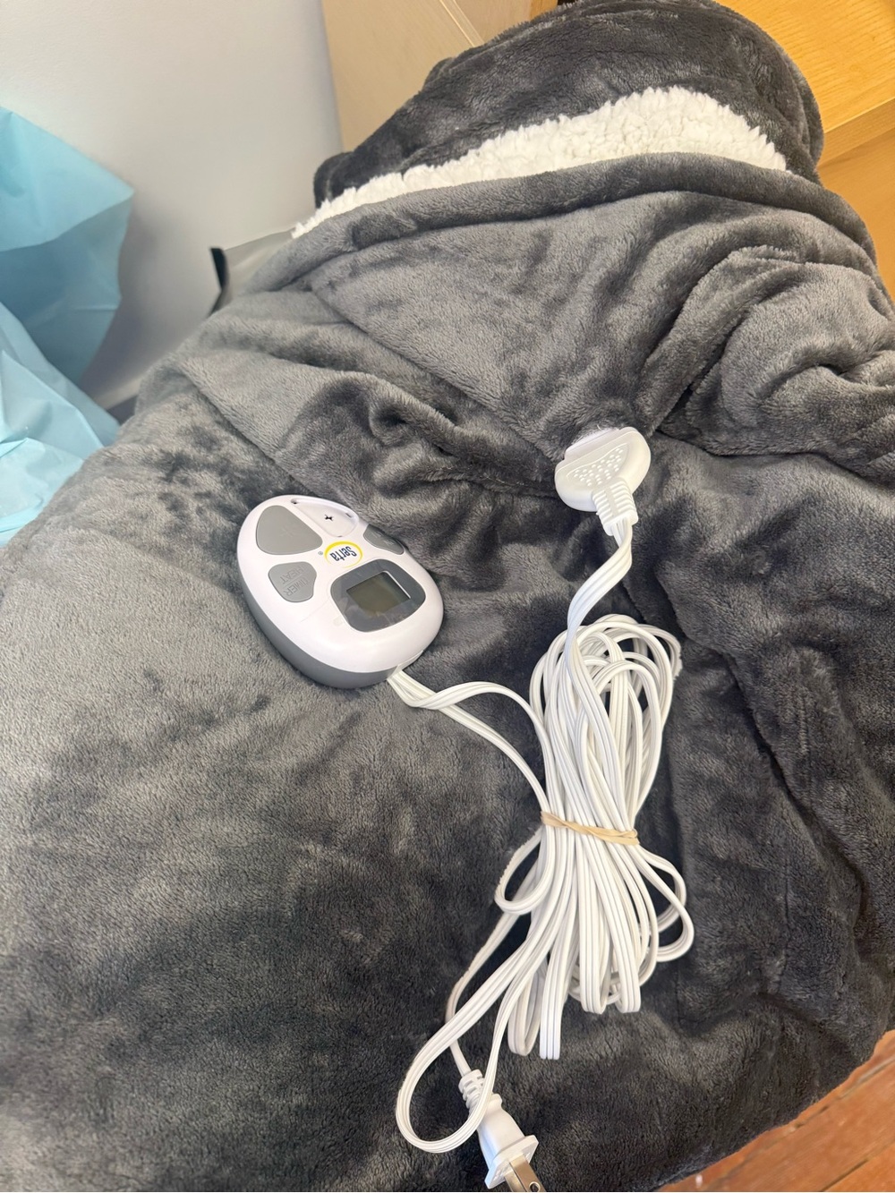 New Serta Heated Sherpa Throw Blanket with Controller - Gray twin $100 retail